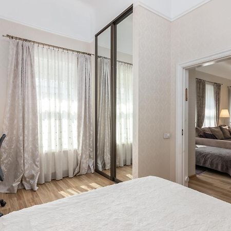 Elegant Apartment In Historical Centre & Free Locked Parking Riga Exterior foto