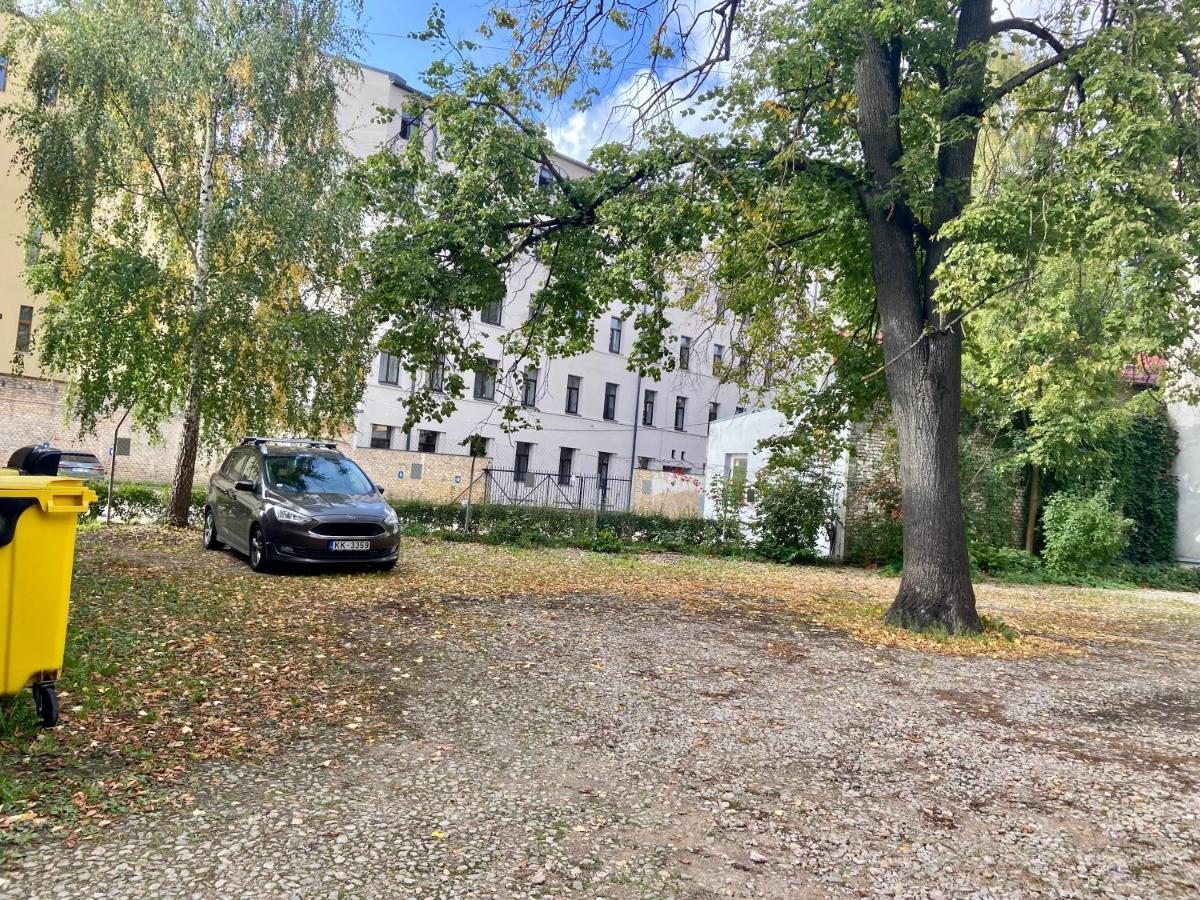 Elegant Apartment In Historical Centre & Free Locked Parking Riga Exterior foto