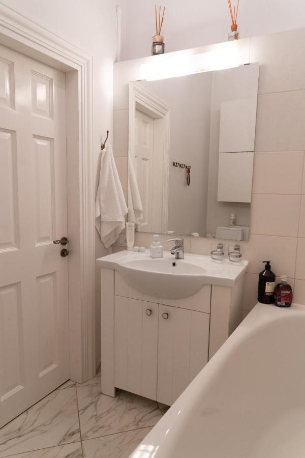 Elegant Apartment In Historical Centre & Free Locked Parking Riga Exterior foto
