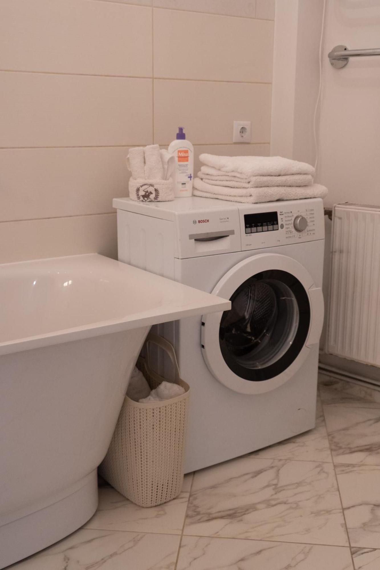 Elegant Apartment In Historical Centre & Free Locked Parking Riga Exterior foto