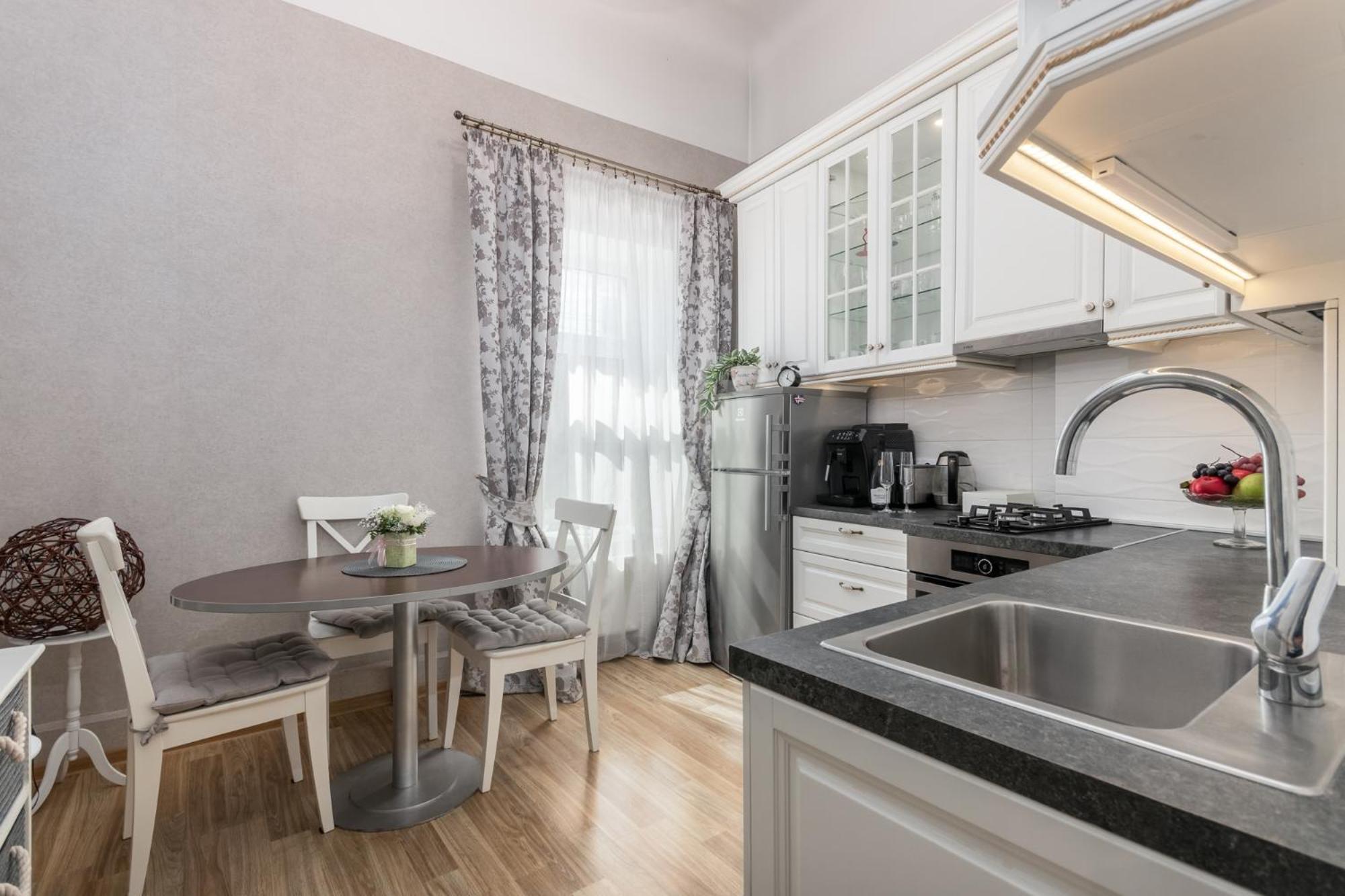 Elegant Apartment In Historical Centre & Free Locked Parking Riga Exterior foto