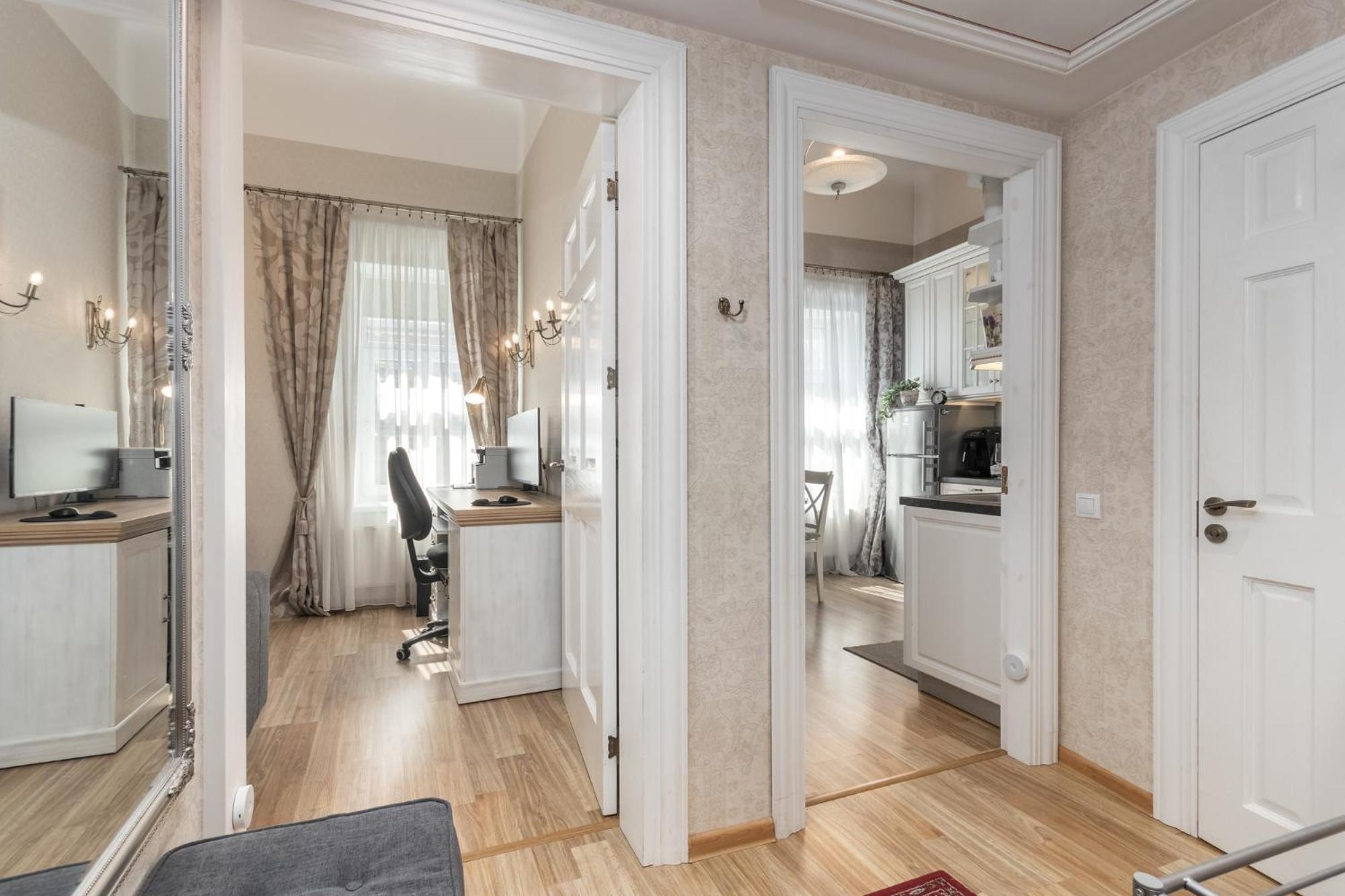 Elegant Apartment In Historical Centre & Free Locked Parking Riga Exterior foto