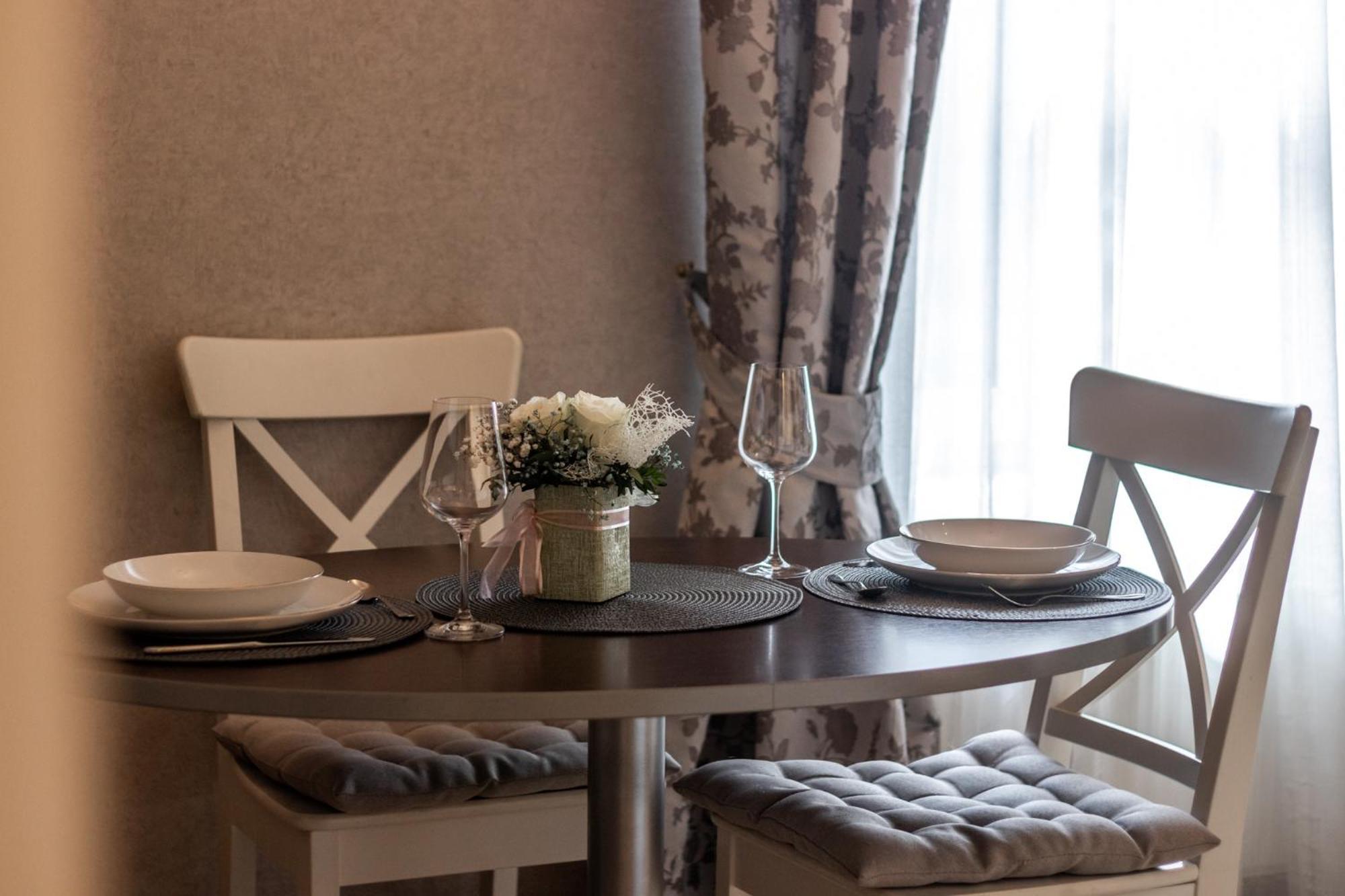 Elegant Apartment In Historical Centre & Free Locked Parking Riga Exterior foto